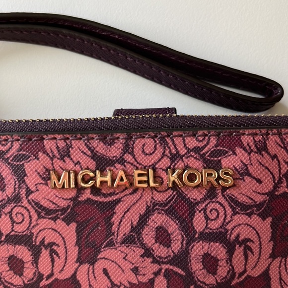 Michael Kors  NWOT  Spacious wristletwallet  burgundy/pink floral   gold tone HW - Picture 3 of 16